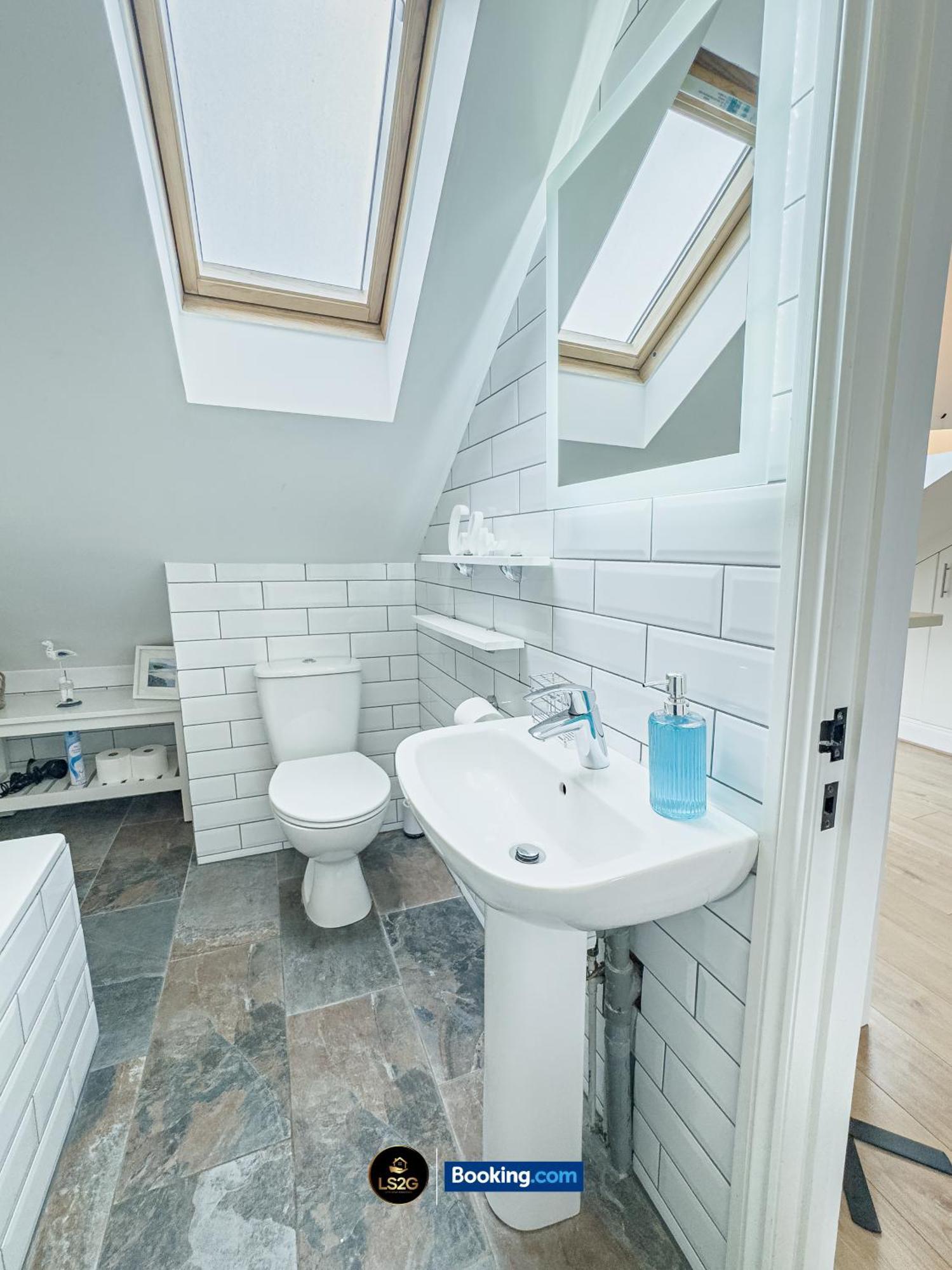 Stunning House By Ls2G Short Lets & Serviced Accommodation Greater London With Free Wifi Exterior foto